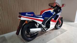 HONDA VF1000R CON SOLAMENTE 215 KMS