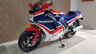HONDA VF1000R CON SOLAMENTE 215 KMS