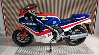 HONDA VF1000R CON SOLAMENTE 215 KMS