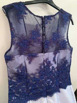 Vestido azul y morado con encaje