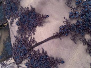Vestido azul y morado con encaje