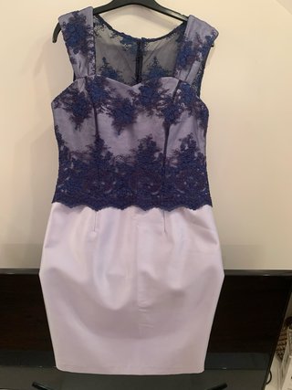 Vestido azul y morado con encaje