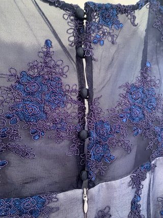 Vestido azul y morado con encaje