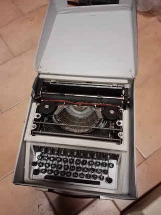 Máquina de escribir antigua portátil
