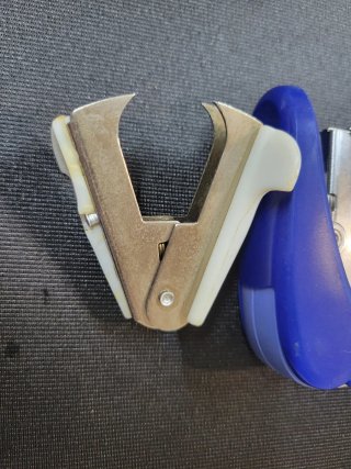Grapadora mini azul y quitagrapas