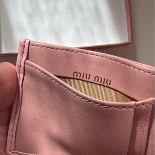 Tarjetero Miu Miu rosa y dorado