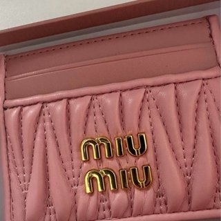 Tarjetero Miu Miu rosa y dorado