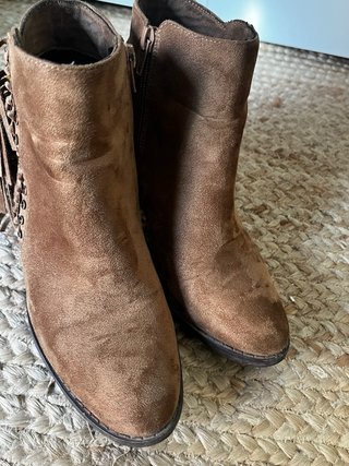 Botines de piel marrones con flecos