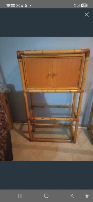 Mueble de bambú y madera