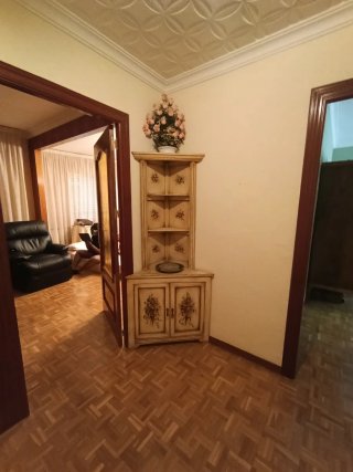Mueble de esquina decorado