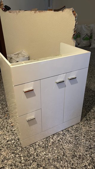 Mueble de baño blanco y plateado