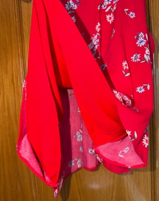Blusa floral Bershka roja talla M