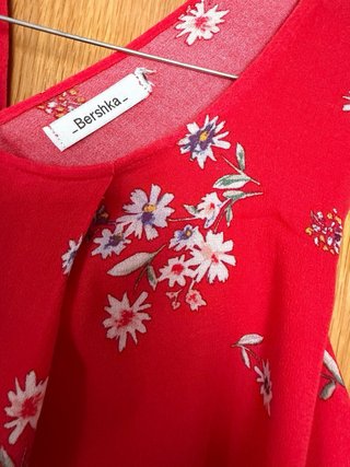 Blusa floral Bershka roja talla M