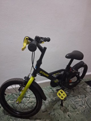 Bicicleta infantil Btwin negra y amarilla