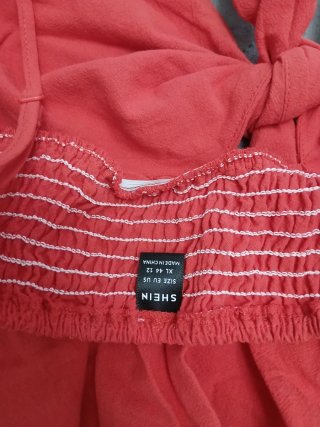 Camiseta roja con nudo frontal
