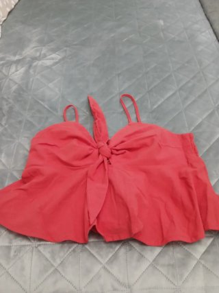 Camiseta roja con nudo frontal