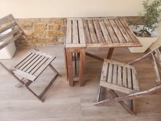 Conjunto mesa y 2 sillas de madera