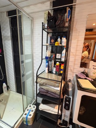 Estantería de baño metálica y cristal