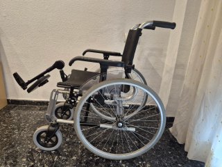 Silla de ruedas, con un solo apoyo para el pie