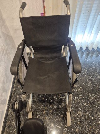 Silla de ruedas, con un solo apoyo para el pie