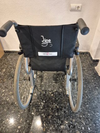 Silla de ruedas, con un solo apoyo para el pie