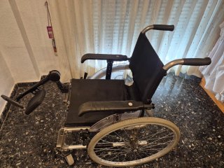 Silla de ruedas, con un solo apoyo para el pie