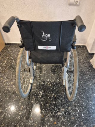 Silla de ruedas, con un solo apoyo para el pie