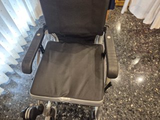 Silla de ruedas, con un solo apoyo para el pie