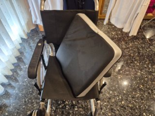Silla de ruedas, con un solo apoyo para el pie