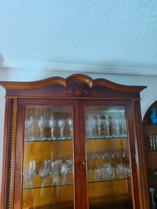 Vitrina de madera maciza con puertas de cristal