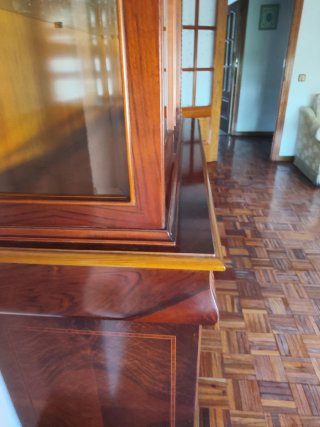 Vitrina de madera maciza con puertas de cristal