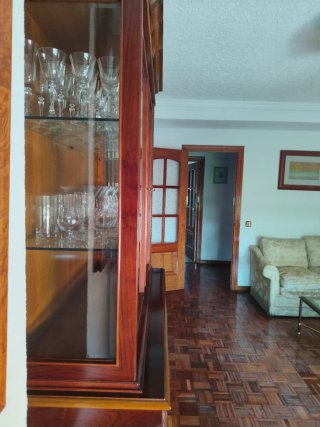 Vitrina de madera maciza con puertas de cristal