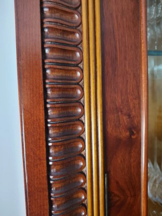 Vitrina de madera maciza con puertas de cristal