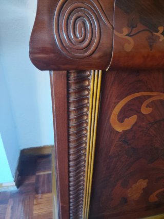 Vitrina de madera maciza con puertas de cristal