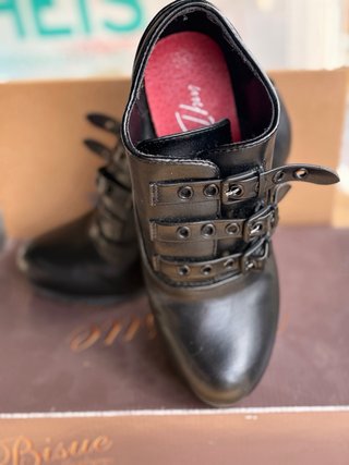 Botín tacón negro con hebillas