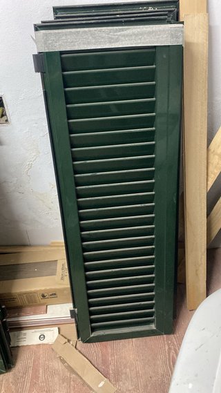 Ventanas de aluminio verde son 5 y miden 36x114 cm