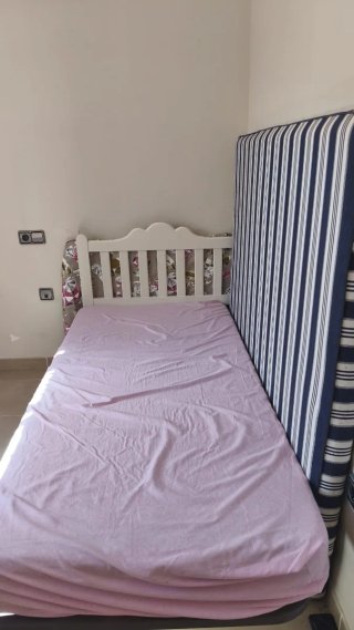 Cama infantil blanca con colchón
