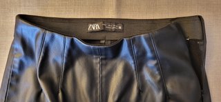 Pantaloni Zara ecopelle neri