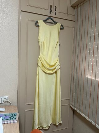 Vestido amarillo largo drapeado