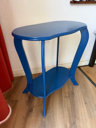 Mesa auxiliar ovalada azul