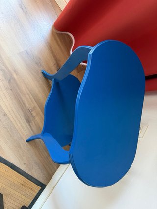 Mesa auxiliar ovalada azul