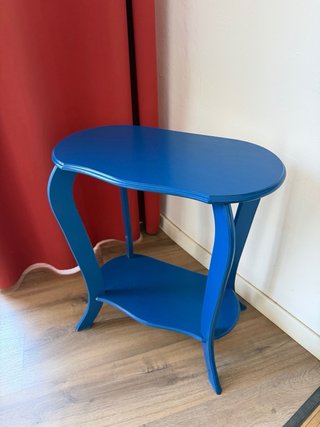 Mesa auxiliar ovalada azul