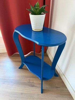 Mesa auxiliar ovalada azul