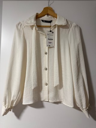 Blusa Zara XS con lazada y botones joya