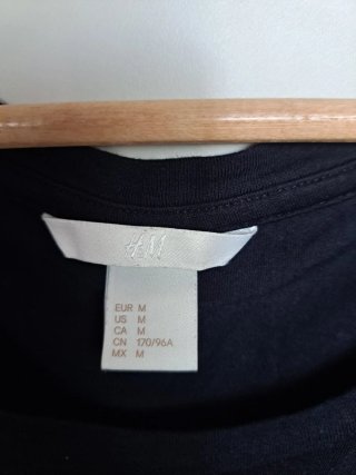 Camiseta H&M negra con lentejuelas