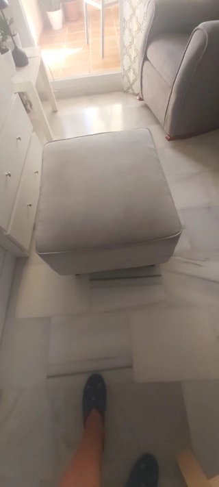 Sillón balancín y puff tela y madera