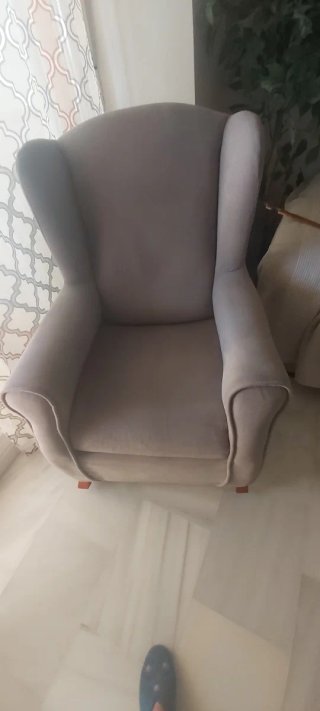 Sillón balancín y puff tela y madera
