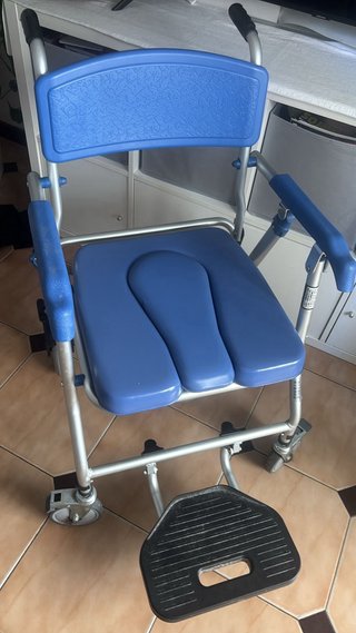 Silla de ruedas paara aseo