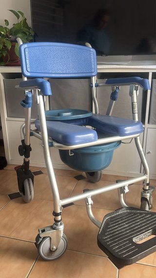 Silla de ruedas paara aseo