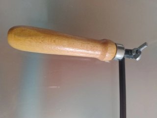 Sierra de marquetería con mango de madera